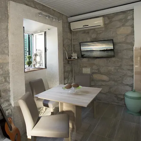 Adela Appartement *